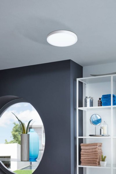 Fueva 5 28cm Weiß badezimmerlampe Von Eglo - Die runde Form und der weiße Diffusor verbreiten ein gleichmäßiges und angenehmes Licht, das sich perfekt für die Beleuchtung kleiner und großer Räume eignet.