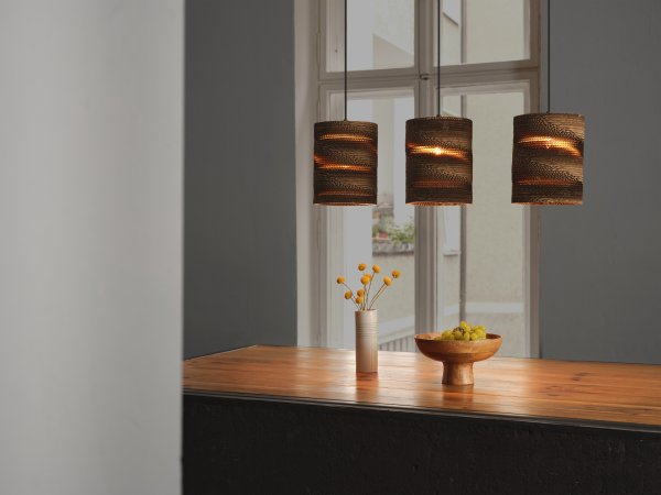 Cardboard Cylinder 83cm Braun hängelampe Von Ledvance - Die aus mehreren Lagen Karton gefertigten Schirme erzeugen im beleuchteten Zustand ein schönes Lichtspiel im Raum und tragen zu einer warmen und natürlichen Atmosphäre bei.