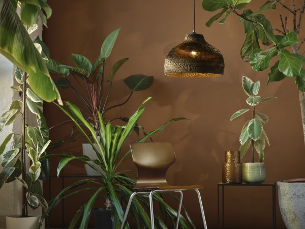 Cardboard Hat Ø36 Braun hängelampe Von Ledvance - Der aus mehreren Lagen Karton gefertigte Schirm erzeugt im beleuchteten Zustand ein schönes Lichtspiel im Raum und trägt zu einer warmen und natürlichen Atmosphäre bei.