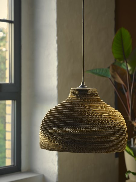 Cardboard Hat Ø36 Braun hängelampe Von Ledvance - Der aus mehreren Lagen Karton gefertigte Schirm erzeugt im beleuchteten Zustand ein schönes Lichtspiel im Raum und trägt zu einer warmen und natürlichen Atmosphäre bei.