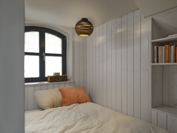 Cardboard Ball Ø26 Braun deckenleuchte Von Ledvance - Der aus mehreren Lagen Karton gefertigte Schirm erzeugt im beleuchteten Zustand ein schönes Lichtspiel im Raum und trägt zu einer warmen und natürlichen Atmosphäre bei.