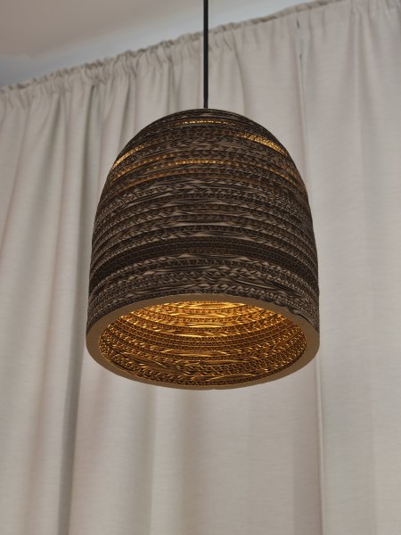 Zoombild von Cardboard Bell Ø25 Braun hängelampe Von Osram - Der aus mehreren Lagen Karton gefertigte Schirm erzeugt im beleuchteten Zustand ein sch&ouml;nes Lichtspiel im Raum und tr&auml;gt zu einer warmen und nat&uuml;rlichen Atmosph&auml;re bei.