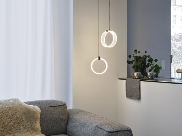 Circle PL 27cm Schwarz hängelampe Von Ledvance - In der ersten Stufe leuchtet die Lampe in warmweißem Licht mit 3000K, in der zweiten Stufe in kaltweißem Licht mit 4200K und in der dritten Stufe in 6500K (Tageslicht).