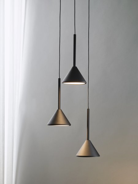 Fuji Ø30 Schwarz hängelampe Von Ledvance - De konformade sk&auml;rmarna ger ett bl&auml;ndfritt ljus ner&aring;t p&aring; 990lm och 3000K varmvitt ljus.