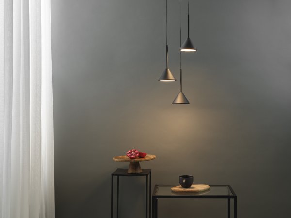 Fuji Ø30 Schwarz hängelampe Von Ledvance - De konformade sk&auml;rmarna ger ett bl&auml;ndfritt ljus ner&aring;t p&aring; 990lm och 3000K varmvitt ljus.