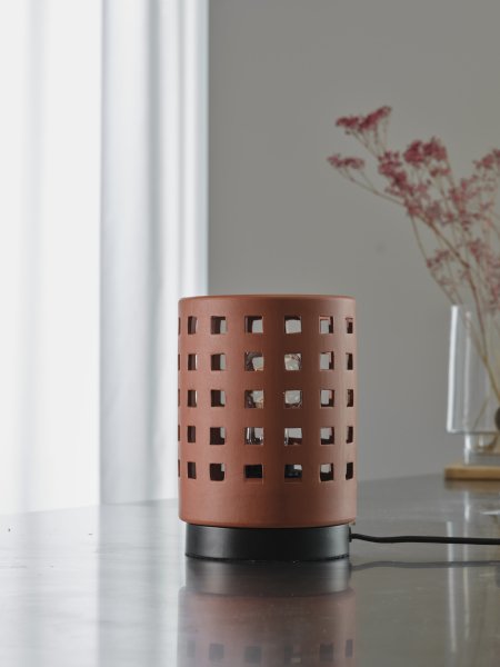 Clay Windows 15cm Braun tischlampe Von Ledvance - Placera f&ouml;rslagsvis i vardagsrummet som st&auml;mningsbelysning eller i sovrummet som s&auml;nglampa.