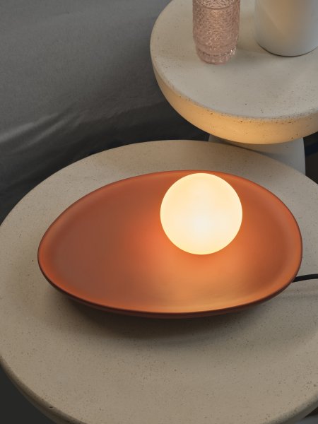 Clay Nest 14cm Braun tischlampe Von Osram - Glaskupan i opal som omfamnar ljusk&auml;llan skapar ett fint och bl&auml;ndfritt ljus i rummet.