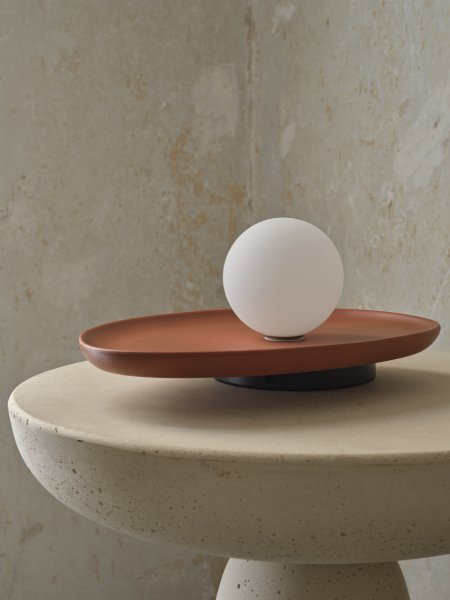 Clay Nest 14cm Braun tischlampe Von Osram - Glaskupan i opal som omfamnar ljusk&auml;llan skapar ett fint och bl&auml;ndfritt ljus i rummet.