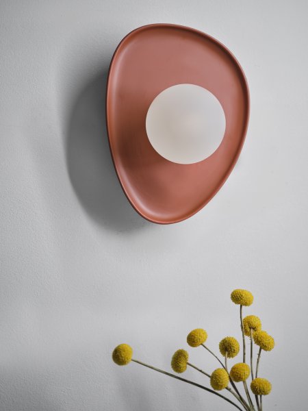 Clay Nest 26cm Braun wandlampe Von Ledvance - Glaskupan i opal som omfamnar ljusk&auml;llan skapar ett fint och bl&auml;ndfritt ljus i rummet.
