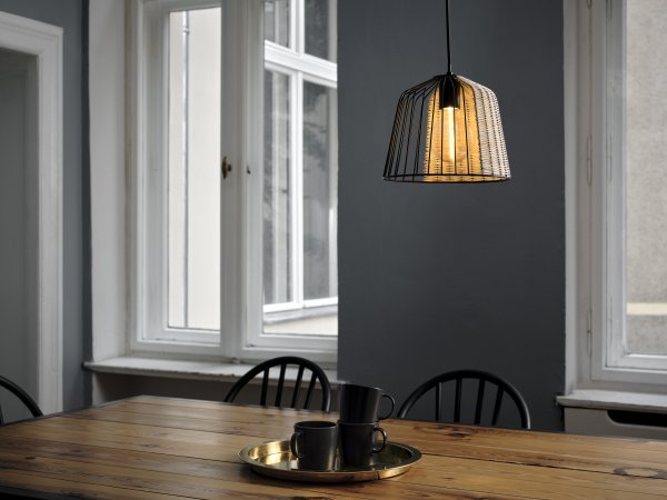 Cage Bell Ø26 Schwarz hängelampe Von Ledvance - Der schwarze Metallschirm in Kombination mit den Rattandetails verleiht dem Raum eine schöne Atmosphäre.