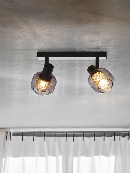 Firefly 2 Schwarz spotlight Von Ledvance - De r&ouml;rliga spotlightsen med sk&auml;rmar av gr&aring;tonat glas i kombination med de guldiga detaljh&ouml;ljet som omfamnar ljusk&auml;llorna bidrar med en elegans till rummet.