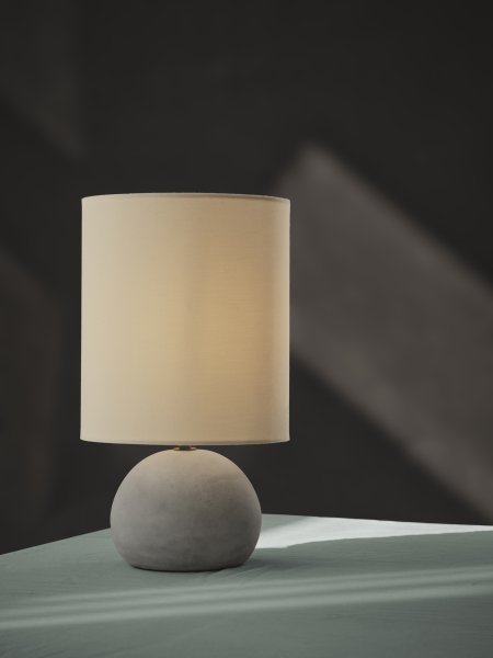Impact 38cm Grau tischlampe Von Ledvance - Lampfoten i betong och den beiga sk&auml;rmen skapar ett jordn&auml;ra intryck och ger en fin ljusspridning.