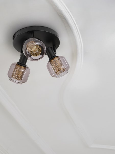 Firefly 3 Schwarz spotlight Von Ledvance - De r&ouml;rliga spotlightsen med sk&auml;rmar av gr&aring;tonat glas i kombination med de guldiga detaljh&ouml;ljet som omfamnar ljusk&auml;llorna bidrar med en elegans till rummet.