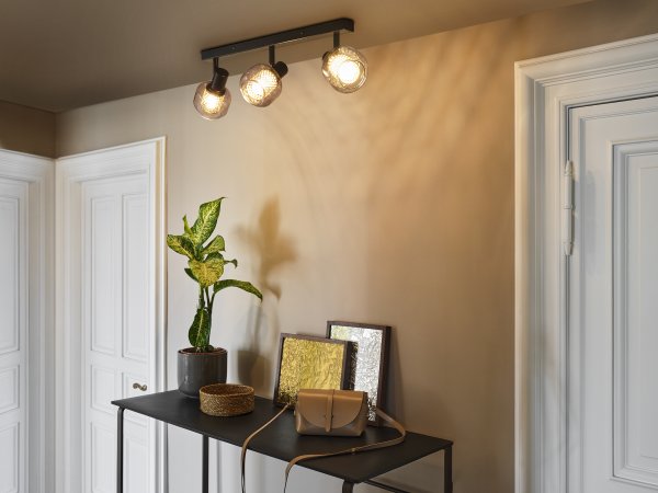 Firefly 3 Schwarz spotlight Von Osram - De r&ouml;rliga spotlightsen med sk&auml;rmar av gr&aring;tonat glas i kombination med de guldiga detaljh&ouml;ljet som omfamnar ljusk&auml;llorna bidrar med en elegans till rummet.