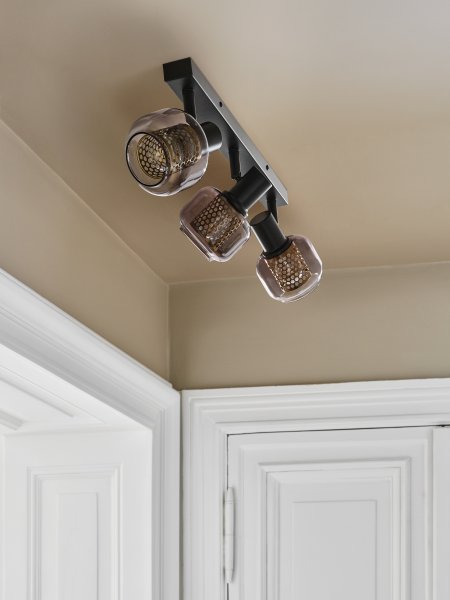 Firefly 3 Schwarz spotlight Von Osram - De r&ouml;rliga spotlightsen med sk&auml;rmar av gr&aring;tonat glas i kombination med de guldiga detaljh&ouml;ljet som omfamnar ljusk&auml;llorna bidrar med en elegans till rummet.