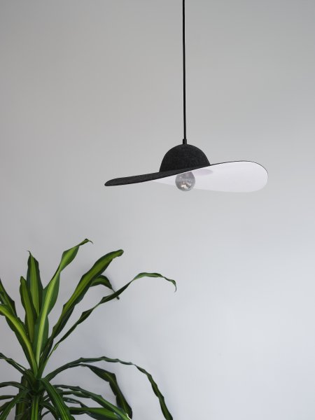 Zoombild von Felt Hat Ø50 Dunkelgrau hängelampe Von Osram - Felt Hat &auml;r en vacker pendel med sk&auml;rm formad som en hatt gjord av filt, vilket ger en fin och varm ljusspridning i rummet.