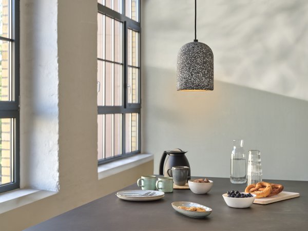 Pill Ø15 Schwarz hängelampe Von Ledvance - &Ouml;ppningen i botten g&ouml;r att du f&aring;r ett bl&auml;ndfritt ljus riktat ner&aring;t.