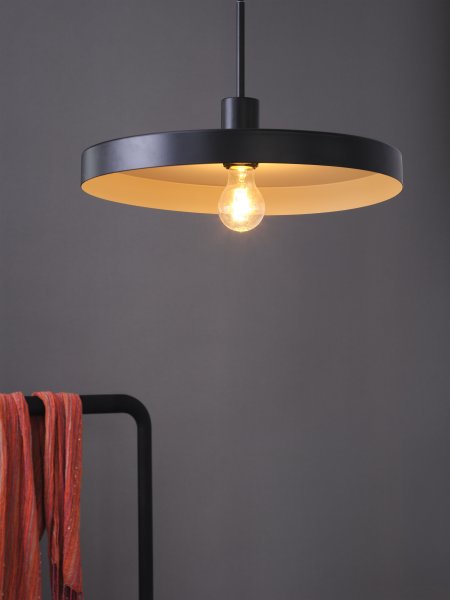 Plate Ø40 Schwarz hängelampe Von Ledvance - Die Innenseite des Schirms ist in Beige gehalten, was für eine schöne und helle Lichtverteilung im Raum sorgt.