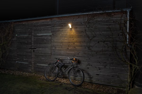 PRO Spot Sensor 16W Dunkelgrau außenlampe Von Ledvance - Den inbyggda r&ouml;relse-&nbsp;och skymningssensorn g&ouml;r att lampan t&auml;nds automatiskt vid r&ouml;relse i m&ouml;rker, vilket ger b&aring;de s&auml;kerhet och energieffektivitet.