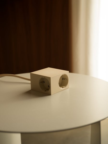 Cuboid Perlmutt-Elfenbein Von Kord - In einer Zeit, in der Technologie und Elektrizit&auml;t ein selbstverst&auml;ndlicher Teil des Alltags sind, verdienen selbst die funktionalsten Objekte ein sch&ouml;nes und durchdachtes Design.