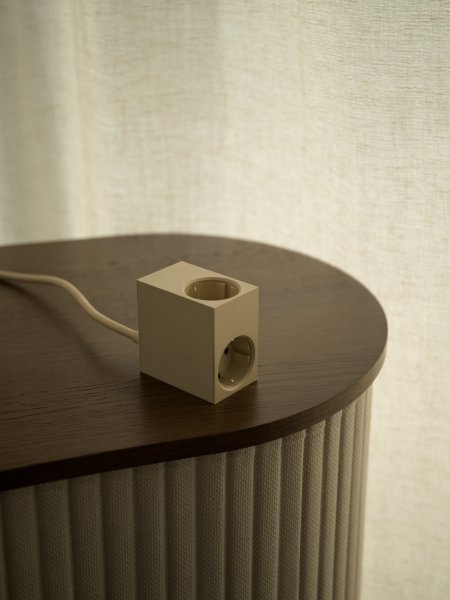 Cuboid Perlmutt-Elfenbein Von Kord - In einer Zeit, in der Technologie und Elektrizit&auml;t ein selbstverst&auml;ndlicher Teil des Alltags sind, verdienen selbst die funktionalsten Objekte ein sch&ouml;nes und durchdachtes Design.