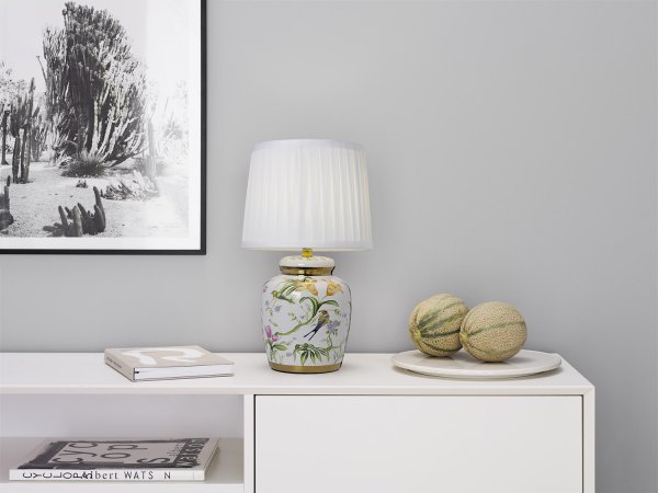 Klassisk 44cm Weiß tischlampe Von Cottex - Diese klassische Tischlampe aus Keramik und Textil strahlt Eleganz und Tradition aus.