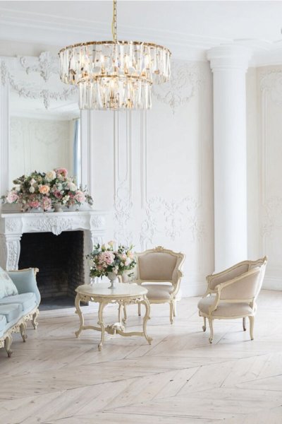 Puntes Ø68 Gold kristall Von Maytoni - Puntes ist ein eleganter Deckenleuchter aus goldfarbenem Metall mit funkelnden Prismen, die die Lichtquellen umgeben und bei eingeschalteter Lampe ein zauberhaftes Lichtspiel erzeugen.