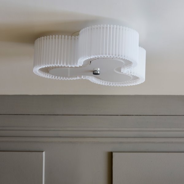 Kolme Ø50 Weiß deckenleuchte Von CO Bankeryd - Mit ihrer dreidimensionalen Form und den weichen, geschwungenen Linien erzeugt Kolme eine angenehme Lichtverteilung und eine elegante Atmosph&auml;re im Raum.