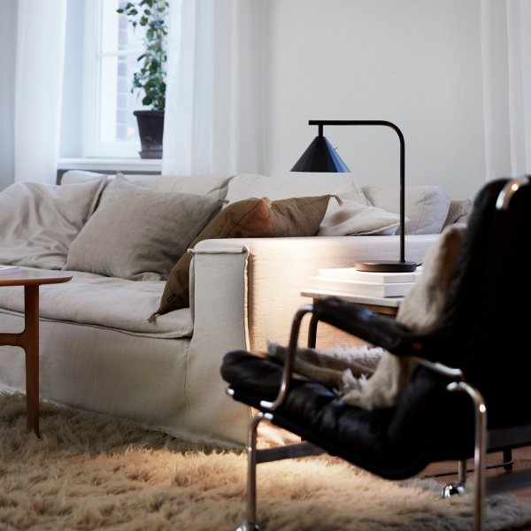 Rain 40cm Anthrazit tischlampe Von CO Bankeryd - Die Tischlampe Rain ist ideal für eine gemütliche Lesezeit und kann neben dem Sofa oder einem Lieblingssessel aufgestellt werden.