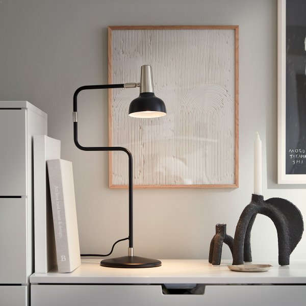 Ray 56cm Schwarz tischlampe Von CO Bankeryd - Die Tischleuchte Ray ist für die Platzierung neben dem Sofa oder einem Lieblingssessel, neben dem Bett oder im Home-Office konzipiert.