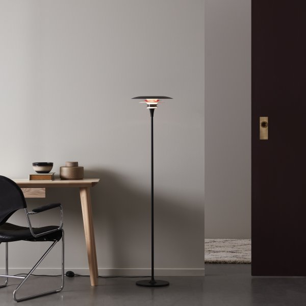 Diablo Ø30 Schwarz/Rot stehlampe Von Belid - Die Leuchte ist in mehreren Farbkombinationen erh&auml;ltlich, insbesondere in einem auff&auml;lligen Mix aus Mattschwarz und Hochglanzrot, der einen modernen und zugleich dramatischen Ausdruck verleiht.