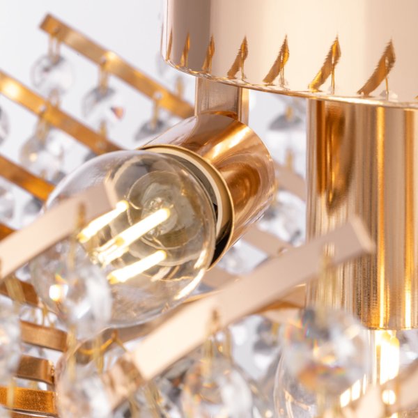 Karolina Ø40 Gold kristall Von Maytoni - Karolina ist eine prächtige Deckenleuchte aus Kristall und die ultimative Wahl für alle, die ihrem Zuhause ein Gefühl von Luxus und Eleganz verleihen möchten.