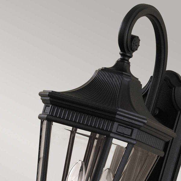 Cotswold Lane Schwarz außenlampe Von Elstead Lighting - Die Cotswold-Wandlampe hat ein klassisches Design, das an antike Gaslaternen erinnert, mit Details, die an architektonische Zierleisten erinnern.