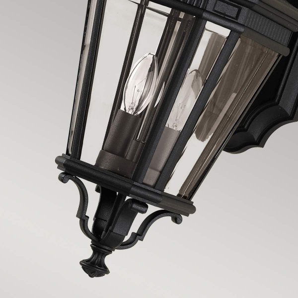 Cotswold Lane Schwarz außenlampe Von Elstead Lighting - Die Cotswold-Wandlampe hat ein klassisches Design, das an antike Gaslaternen erinnert, mit Details, die an architektonische Zierleisten erinnern.