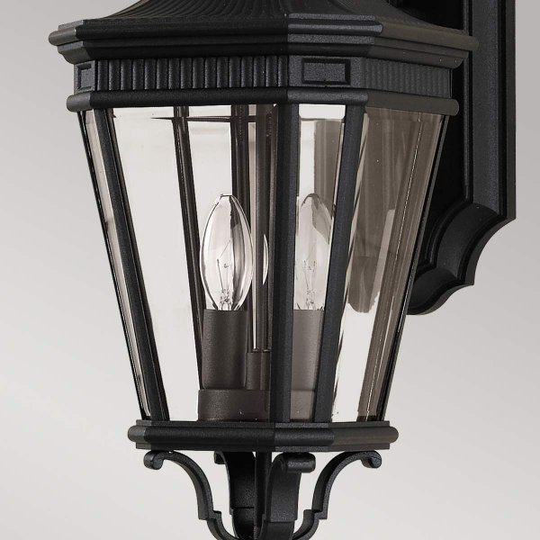 Cotswold Lane Schwarz außenlampe Von Elstead Lighting - Die Cotswold-Wandlampe hat ein klassisches Design, das an antike Gaslaternen erinnert, mit Details, die an architektonische Zierleisten erinnern.