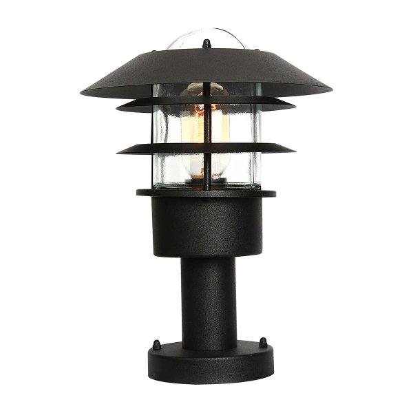Helsingor 30cm Schwarz Von Elstead Lighting - Tillverkad av rostfritt st&aring;l i svart finish och glas, erbjuder den en slitstark och v&auml;derbest&auml;ndig konstruktion som &auml;r perfekt f&ouml;r entr&eacute;er, tr&auml;dg&aring;rdsg&aring;ngar och uteplatser.
