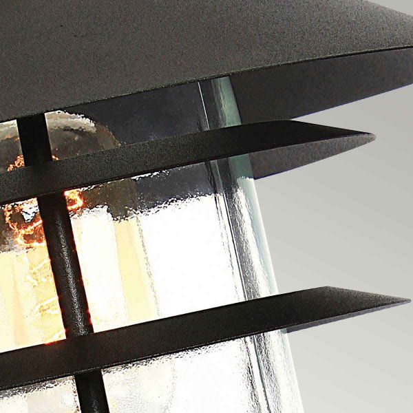 Helsingor 30cm Schwarz Von Elstead Lighting - Tillverkad av rostfritt st&aring;l i svart finish och glas, erbjuder den en slitstark och v&auml;derbest&auml;ndig konstruktion som &auml;r perfekt f&ouml;r entr&eacute;er, tr&auml;dg&aring;rdsg&aring;ngar och uteplatser.