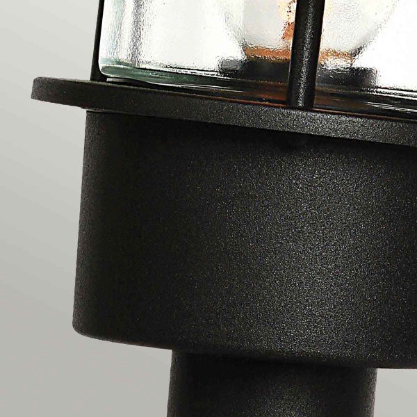 Helsingor 30cm Schwarz Von Elstead Lighting - Tillverkad av rostfritt st&aring;l i svart finish och glas, erbjuder den en slitstark och v&auml;derbest&auml;ndig konstruktion som &auml;r perfekt f&ouml;r entr&eacute;er, tr&auml;dg&aring;rdsg&aring;ngar och uteplatser.