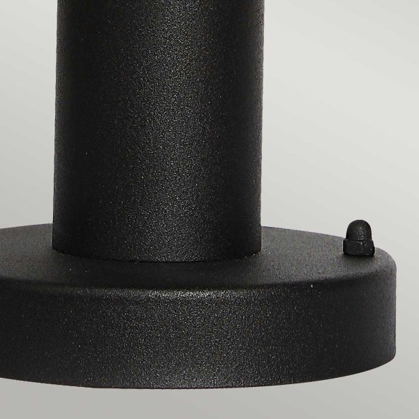 Helsingor 30cm Schwarz Von Elstead Lighting - Tillverkad av rostfritt st&aring;l i svart finish och glas, erbjuder den en slitstark och v&auml;derbest&auml;ndig konstruktion som &auml;r perfekt f&ouml;r entr&eacute;er, tr&auml;dg&aring;rdsg&aring;ngar och uteplatser.