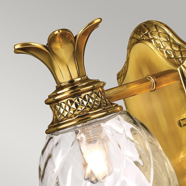 Plantation Ø12 Messing badezimmerlampe Von Elstead Lighting - Die Wandleuchte Plantation aus brüniertem Messing strahlt mit ihrem einzigartigen Schirm aus optischem Glas in Ananasform Eleganz aus.