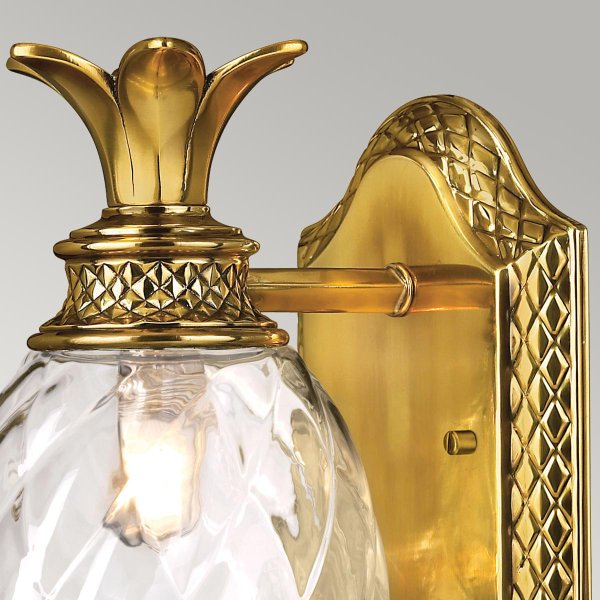 Plantation Ø12 Messing badezimmerlampe Von Elstead Lighting - Die Wandleuchte Plantation aus brüniertem Messing strahlt mit ihrem einzigartigen Schirm aus optischem Glas in Ananasform Eleganz aus.