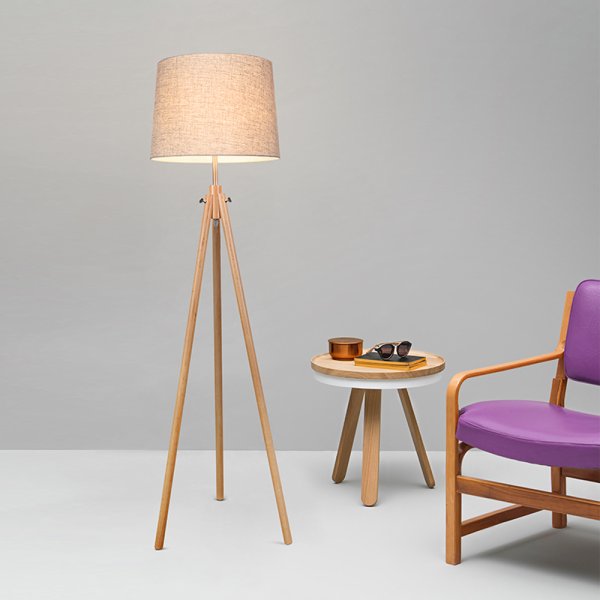 Calvin Holz stehlampe Von Maytoni - Mit ihrem hellen Holzständer und einem weichen Textilschirm verbreitet die Lampe ein warmes und einladendes Licht, das eine wohnliche Atmosphäre schafft.