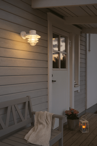 Ystad Weiß außenlampe Von Nordic Lighting - Das Licht breitet sich angenehm durch das Glas aus und schafft eine einladende Atmosph&auml;re am Eingang, an der Fassade oder entlang der Hauswand.