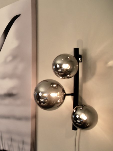 Molekyl 36cm Rauchgrau wandlampe Von Aneta Lighting - Molekyl-Wandleuchte aus schwarzem Metall mit 3 Rauchglaskugeln.