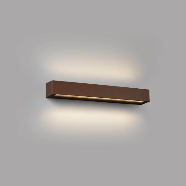 Doro Braun außenlampe Von Faro Barcelona - Mit einem Effekt von 28 W projiziert es Licht von beiden Seiten und sorgt f&uuml;r eine elegante und funktionale Beleuchtung von Au&szlig;enbereichen.