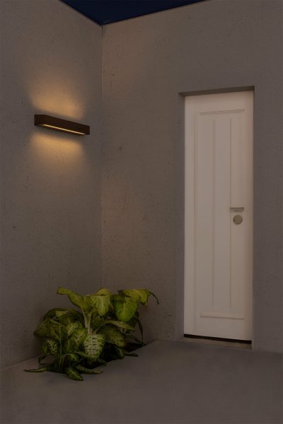 Doro Braun außenlampe Von Faro Barcelona - Mit einem Effekt von 28 W projiziert es Licht von beiden Seiten und sorgt f&uuml;r eine elegante und funktionale Beleuchtung von Au&szlig;enbereichen.