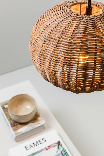 Zoombild von Haka Ø25 Natur hängelampe Von Faro Barcelona - HAKA ist eine runde Pendelleuchte im mediterranen Stil mit einem wundersch&ouml;nen Rattanschirm, der das Licht stimmungsvoll und dekorativ verteilt.