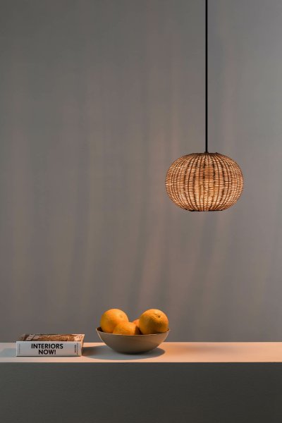 Zoombild von Haka Ø25 Natur hängelampe Von Faro Barcelona - HAKA ist eine runde Pendelleuchte im mediterranen Stil mit einem wundersch&ouml;nen Rattanschirm, der das Licht stimmungsvoll und dekorativ verteilt.