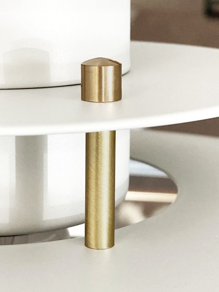 Primus II Ø43 Mattweiß/Messing hängelampe Von Belid - Primus ist eine beliebte Küchenpendelleuchte mit zeitlosem Design, das im Laufe der Jahre an Trends angepasst wurde.