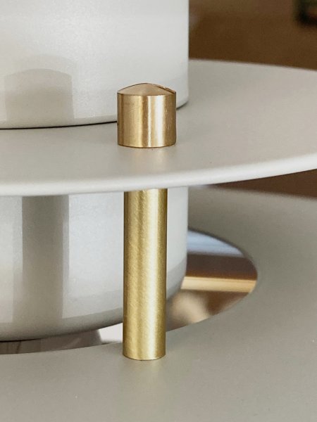 Primus II Ø43 Sand/Messing hängelampe Von Belid - Primus ist eine beliebte Pendelleuchte f&uuml;r die K&uuml;che mit zeitlosem Design, das sich &uuml;ber die Jahre an Trends angepasst hat.